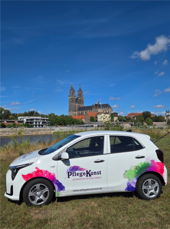 Pflegekunst Pflegefahrzeug vor der Magdeburger Stadtsilhouette